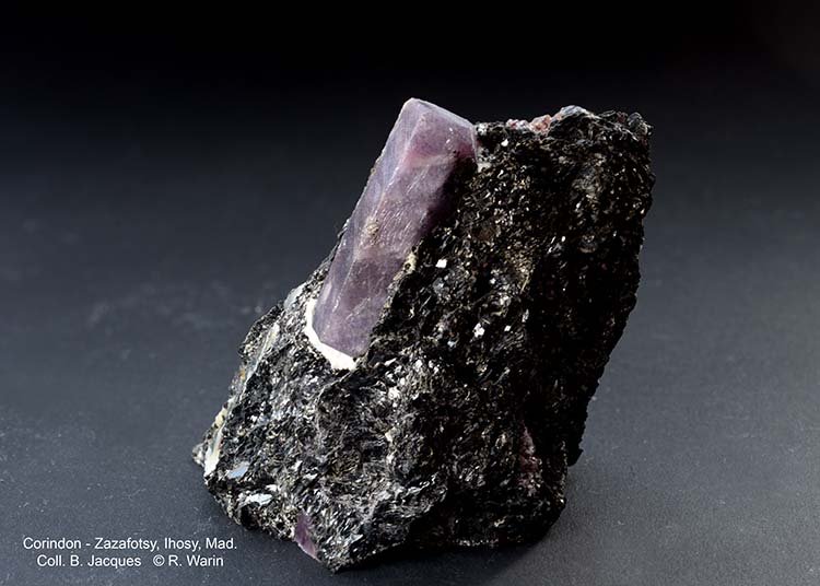 Corundum
4 cm (crystal)
(Autor: Roger Warin)