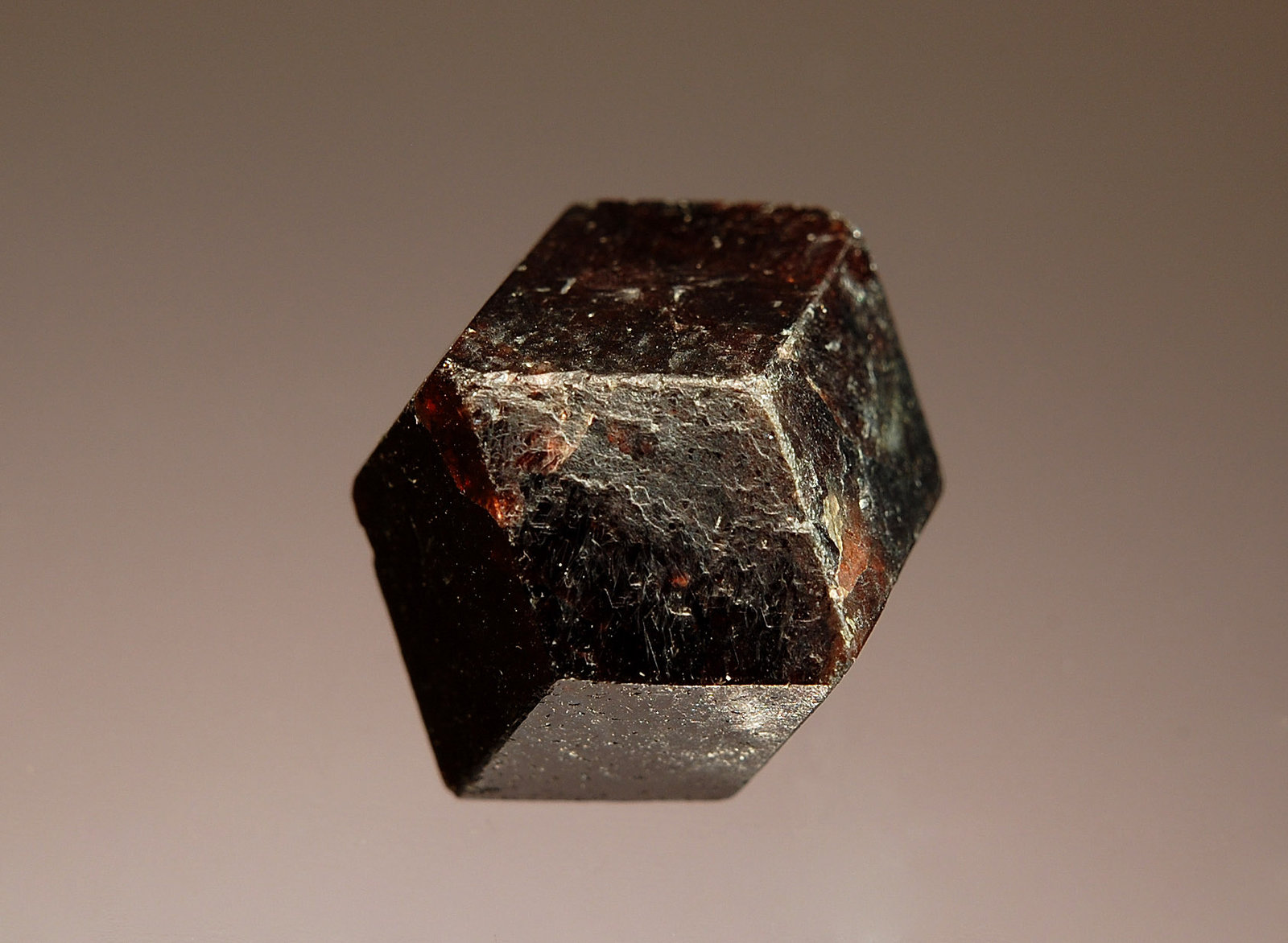 Almandine
2.2 cm across
(Autor: Michael Shaw)