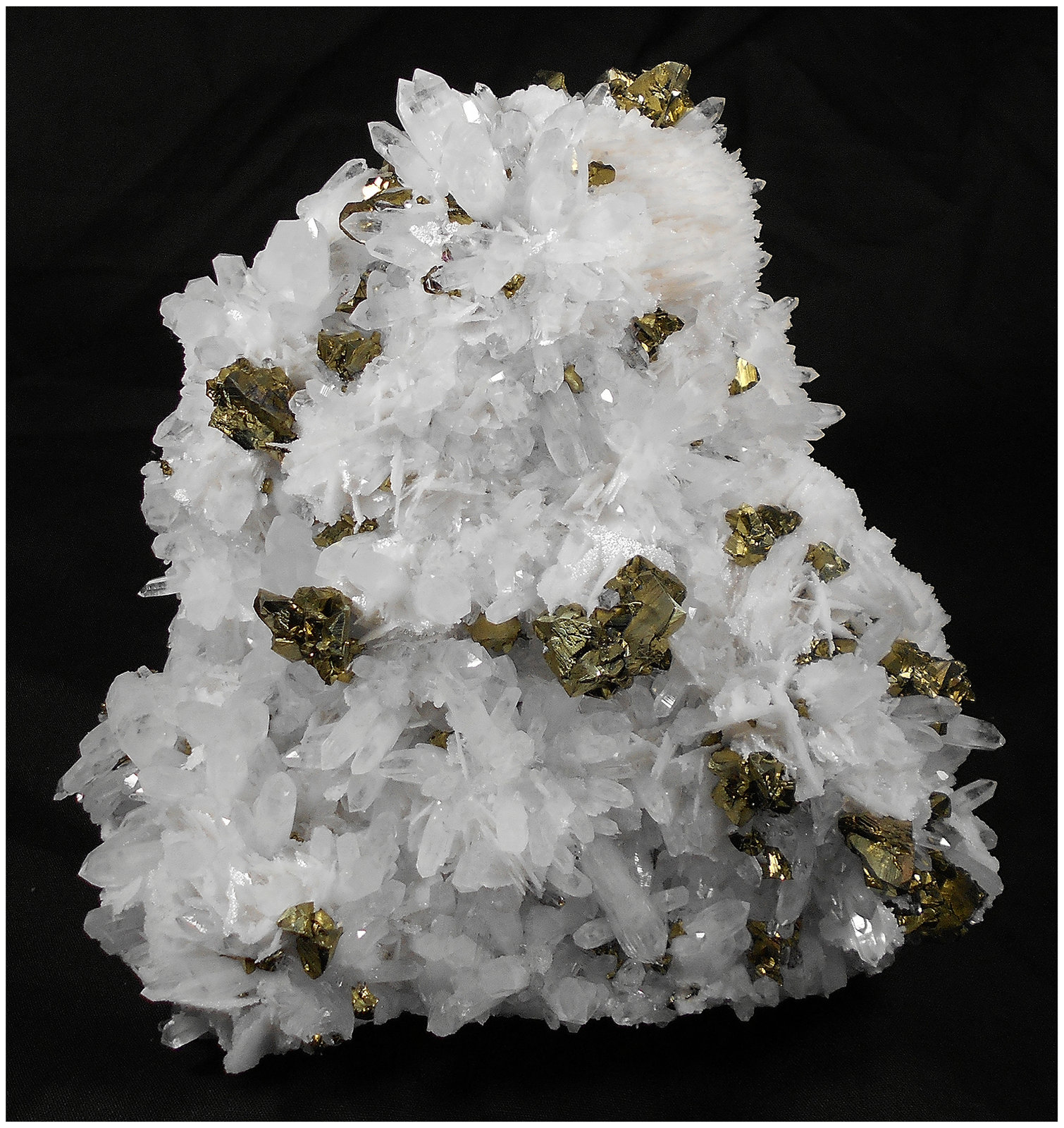 Chalcopyrite, Quartz, Calcite
16 cm x 15 cm x 7 cm
(Autor: silvia)