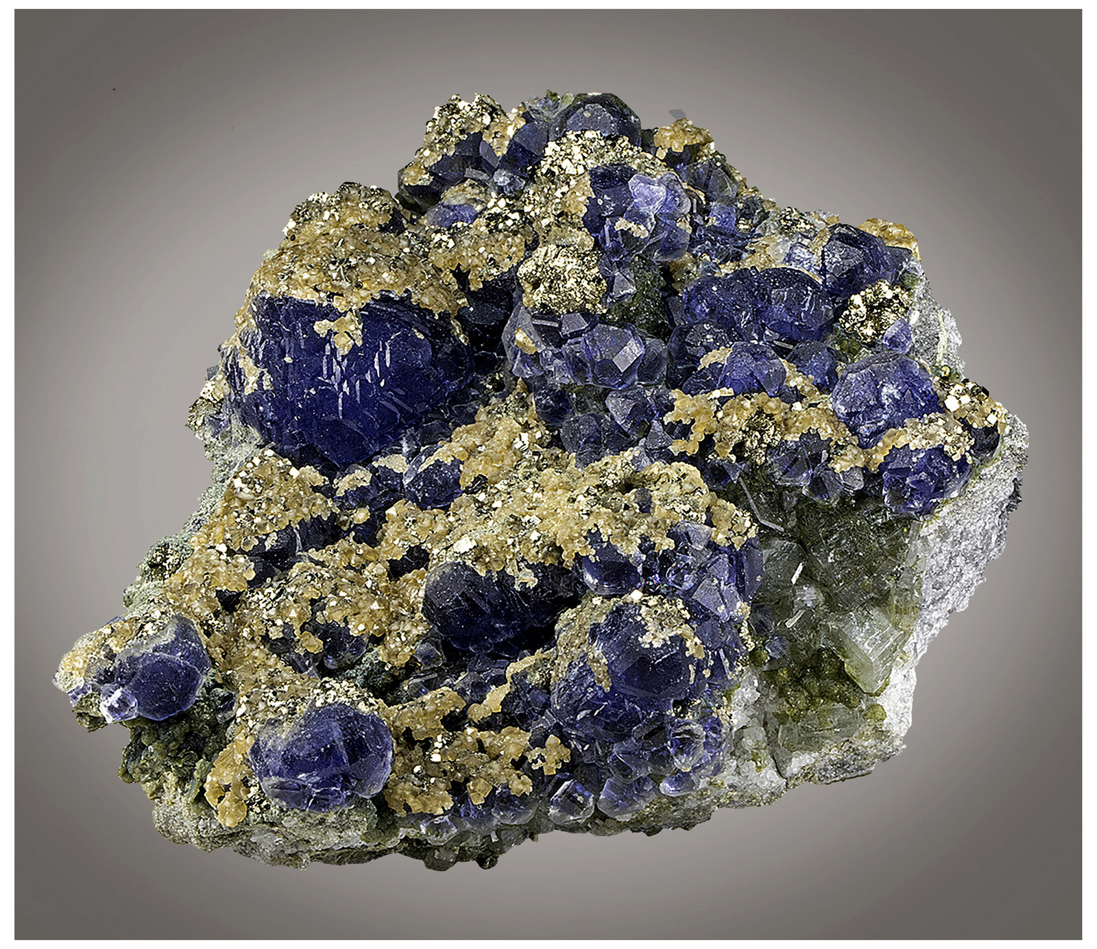 Fluorite, Pyrite, Siderite, Fluorapatite
8 cm x 6 cm x 4 cm
(Autor: silvia)