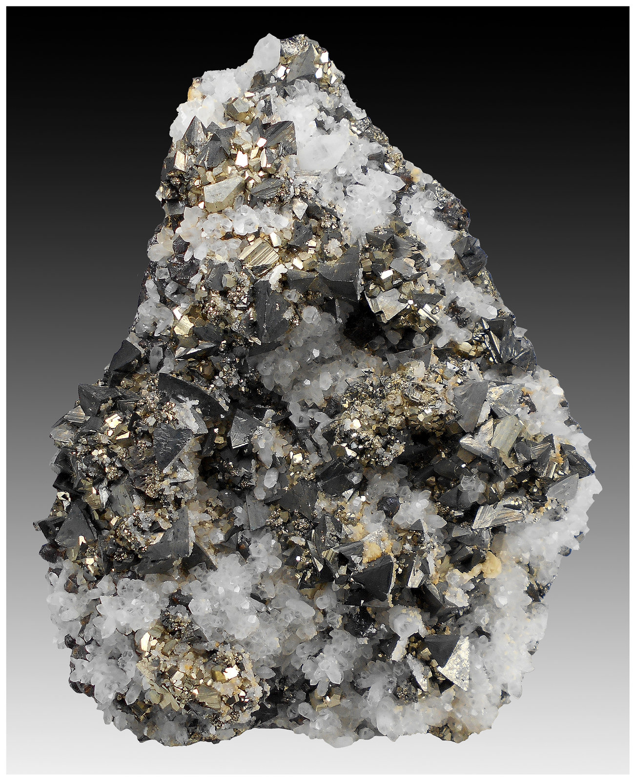 Tetrahedrite, Pyrite, Quartz, Sphalerite
15 cm x 12 cm x 5 cm
(Autor: silvia)