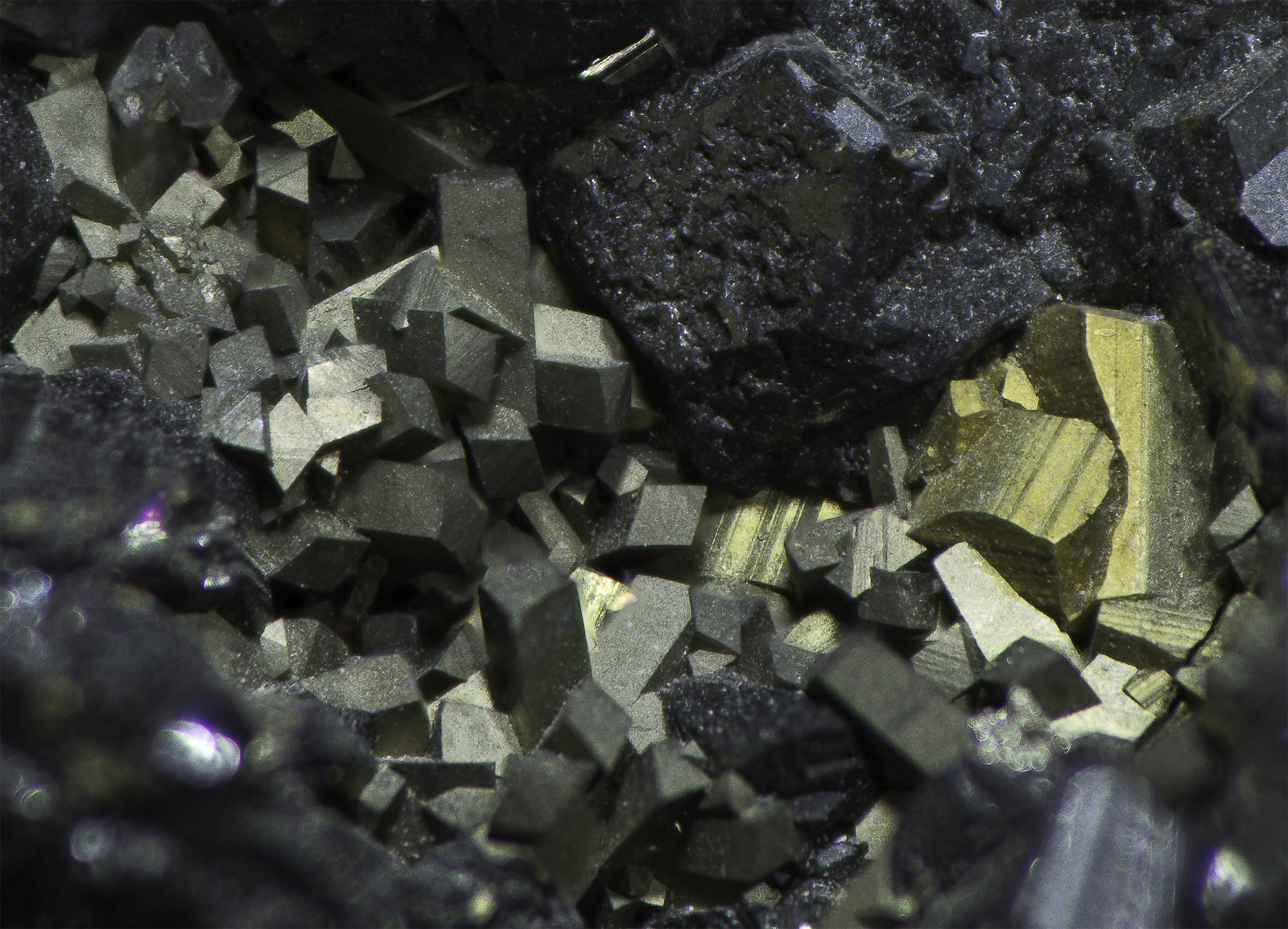 Sphalerite, Arsenopyrite, Pyrite
(Autor: Rob Schnerr)