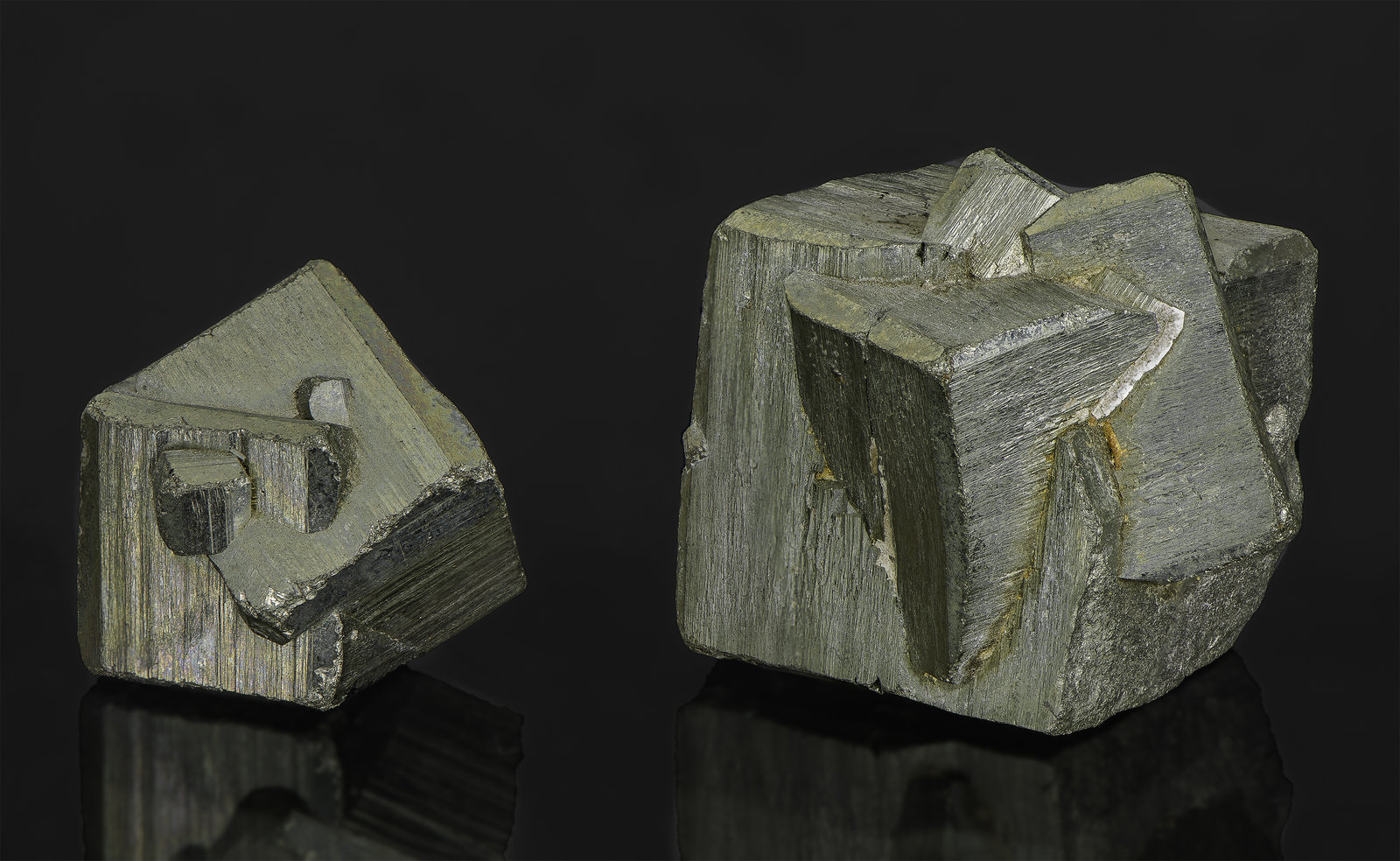 Pyrite
30 x 30 x 30 mm ( the biggest)
(Autor: Rob Schnerr)