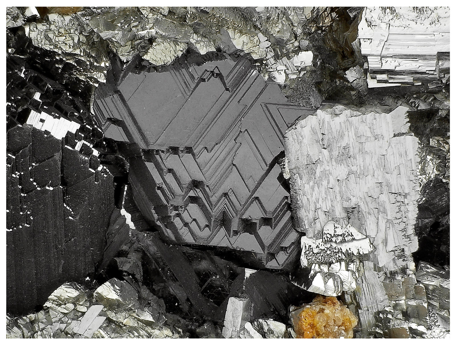 Arsenopyrite, Sphalerite, Siderite, Muscovite
23 cm x 16 cm x 8cm
(Autor: silvia)
