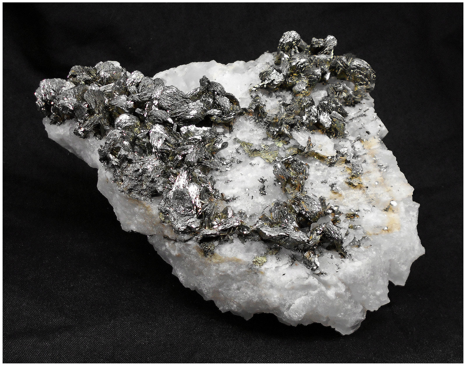 Marcasite, Quartz
140 mm x 90 mm x 80 mm
(Autor: silvia)