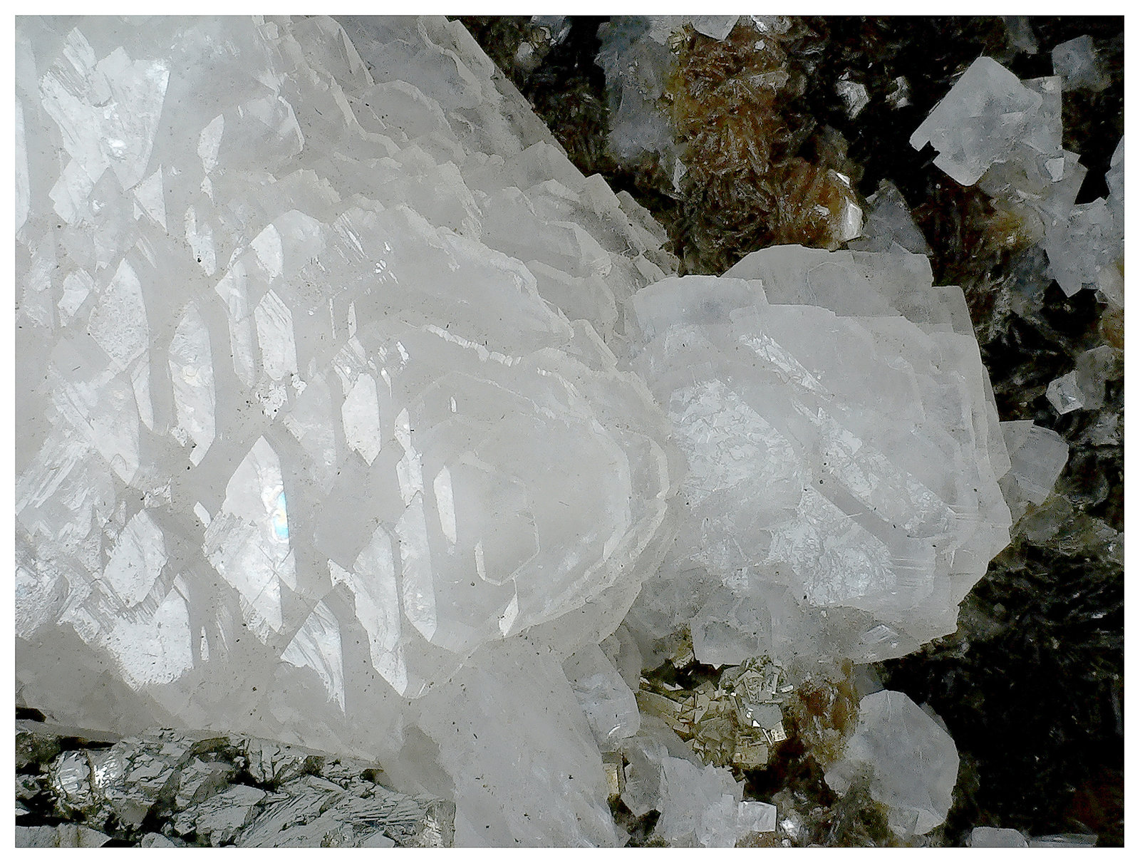 Calcite-Dolomite, Marcasite, Arsenopyrite, Muscovite
10 cm x 9 cm x 8 cm
(Autor: silvia)