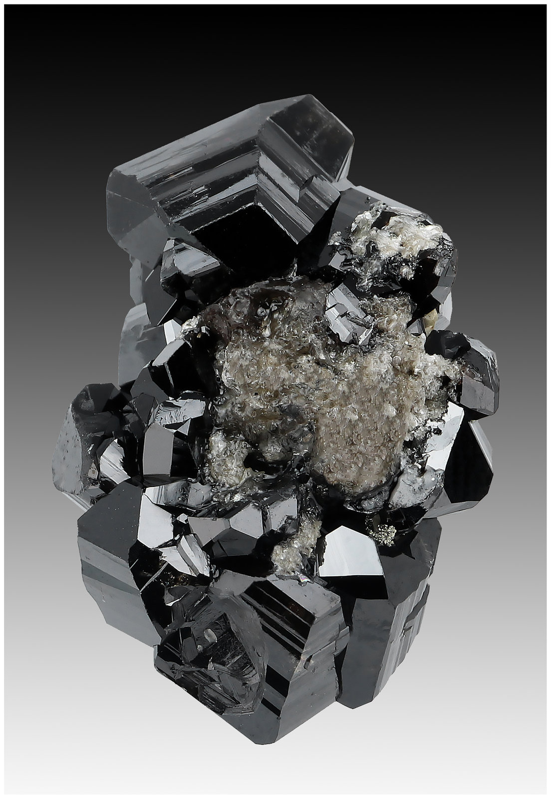 Cassiterite, Muscovite, Pyrite
35 mm x 25 mm x 15 mm
(Autor: silvia)