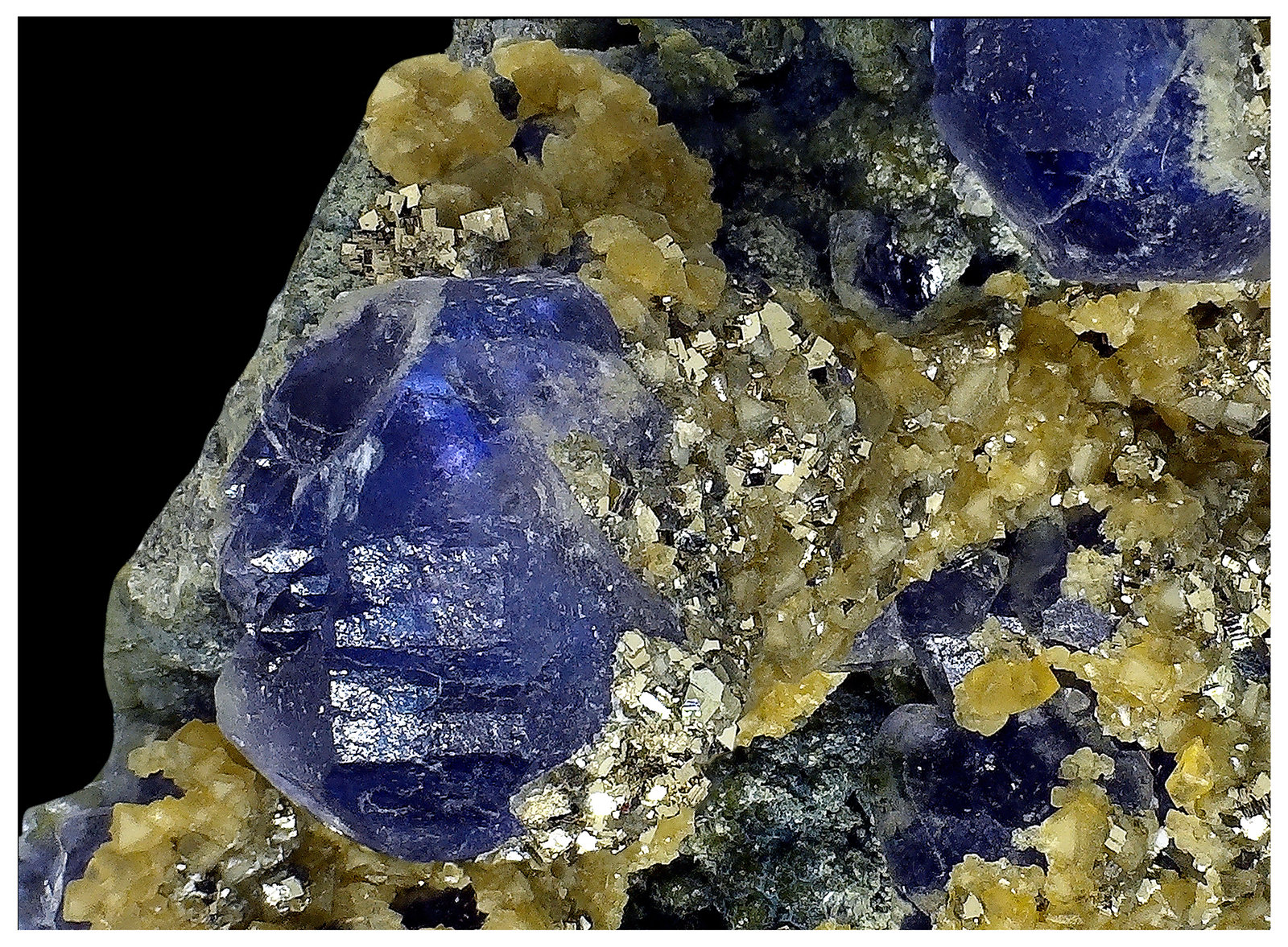 Fluorite, Pyrite, Siderite, Fluorapatite
8 cm x 6 cm x 4 cm
(Autor: silvia)