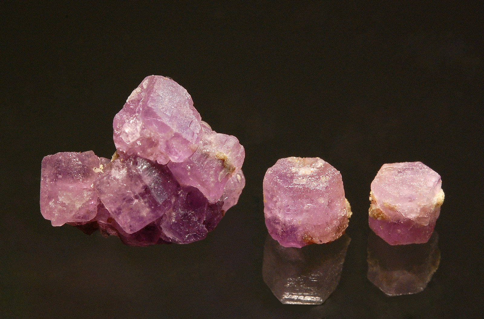 Coquimbite
2.0 cm group and 0.7 cm single crystals
(Autor: Michael Shaw)
