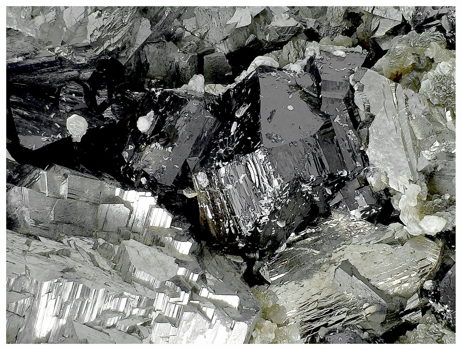 Cassiterite, Arsenopyrite, Fluorapatite, Chalcopyrite, Muscovite
11 cm x  6 cm x 3 cm
(Autor: silvia)