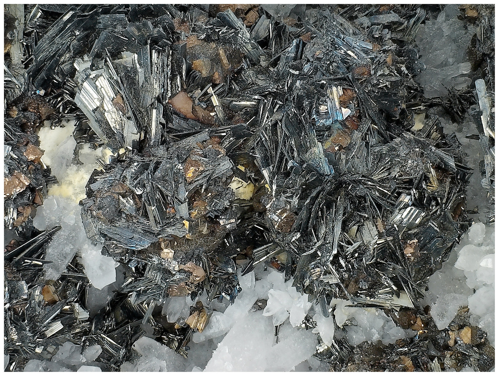 Chalcostibite, Quartz, Tetrahedrite
15 cm x 12 cm x 4 cm
(Autor: silvia)