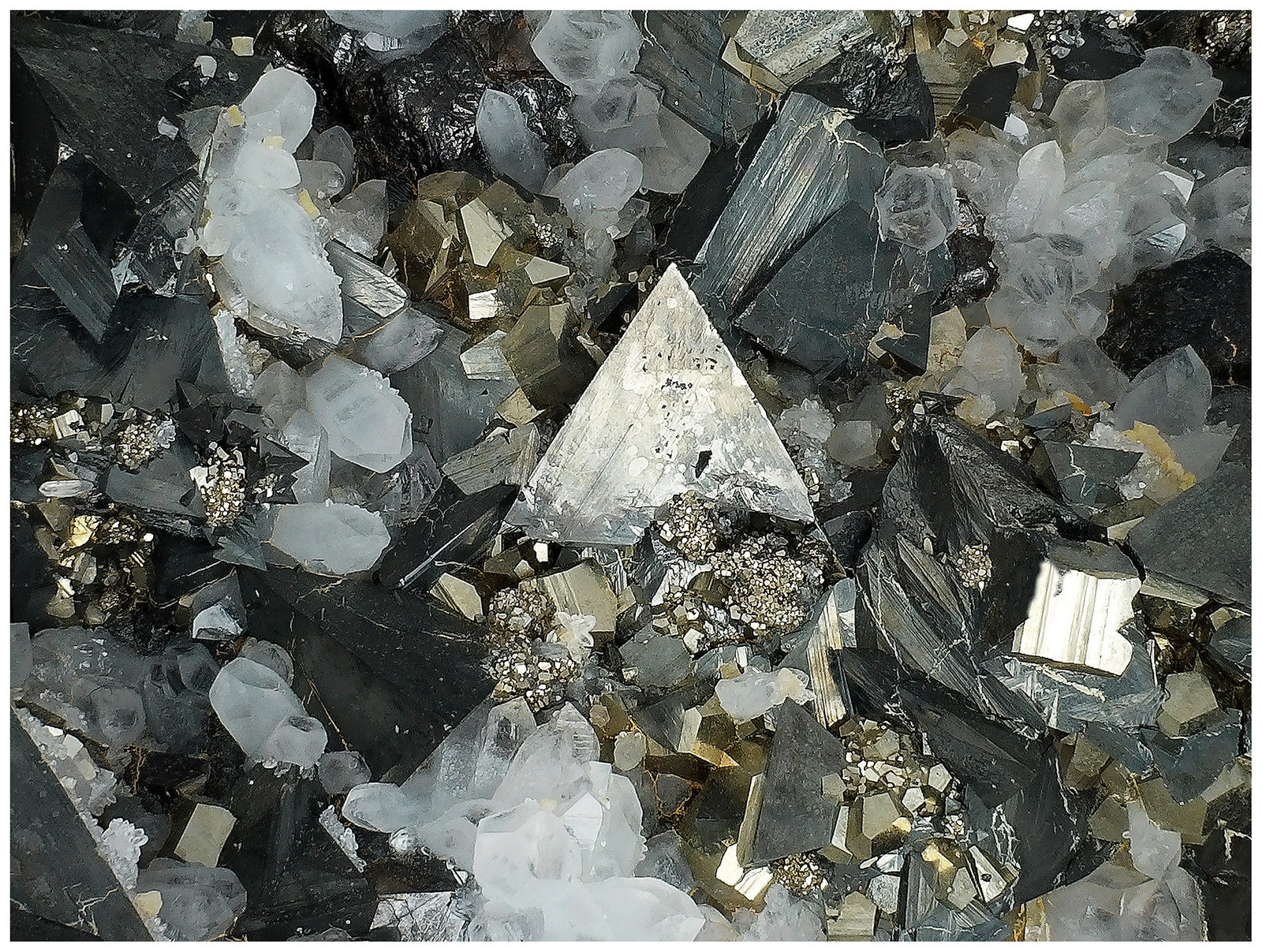 Tetrahedrite, Pyrite, Quartz, Sphalerite
15 cm x 12 cm x 5 cm
(Autor: silvia)