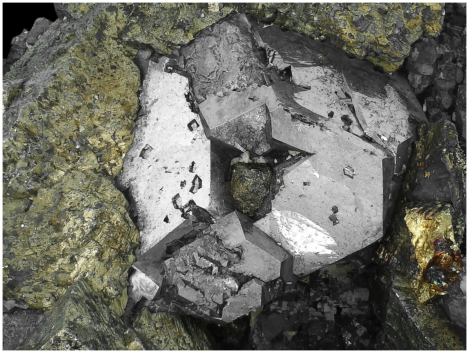 Chalcopyrite, Galena, Sphalerite and Pyrite
14 cm x 11 cm x 5 cm
(Autor: silvia)