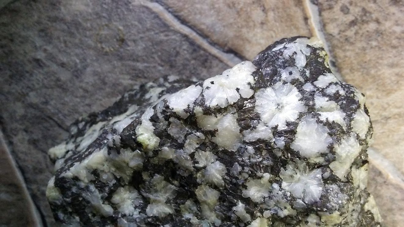 Quartz with mohawkite
3 1/2 x 3 x 2 1/8 in. - 8.2 x 9.5 x 5.5 cm
(Autor: R Saunders)