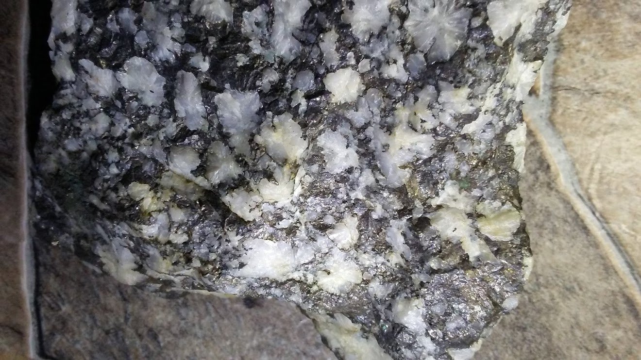 Quartz with mohawkite
3 1/2 x 3 x 2 1/8 in. - 8.2 x 9.5 x 5.5 cm
(Autor: R Saunders)