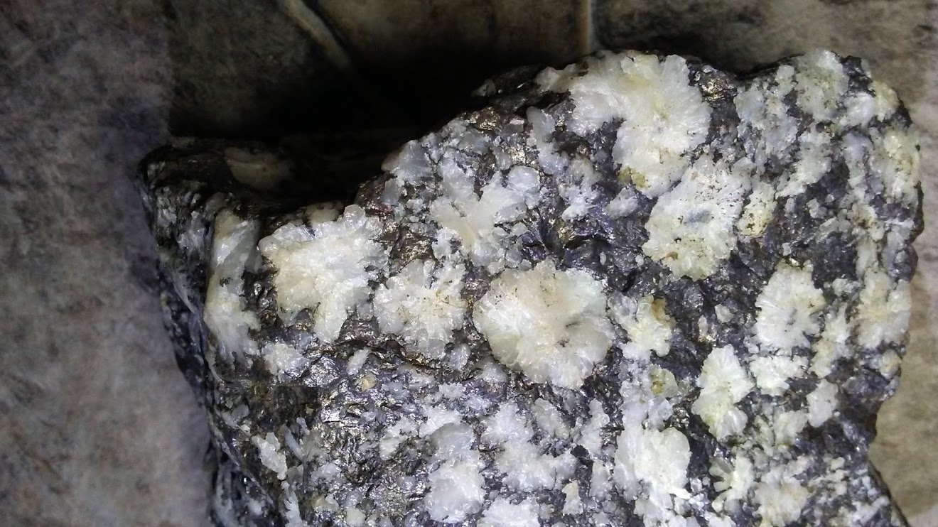 Quartz with mohawkite
3 1/2 x 3 x 2 1/8 in. - 8.2 x 9.5 x 5.5 cm.
(Autor: R Saunders)