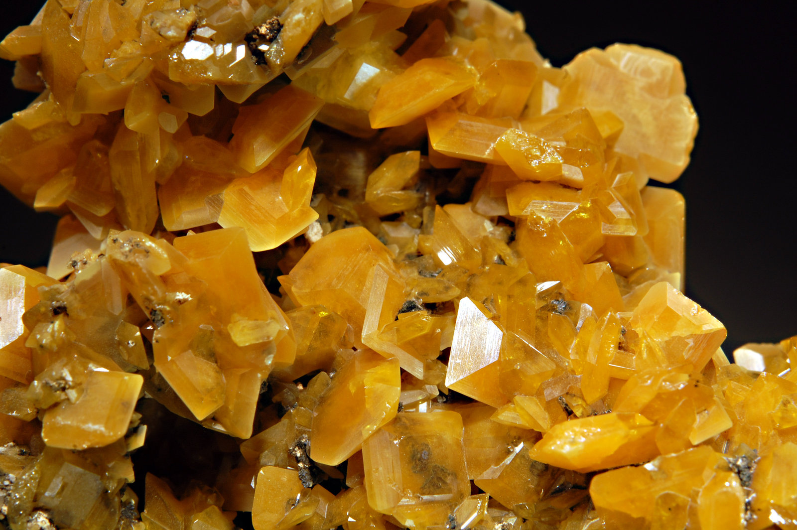 Wulfenite
6.5 x 7.0 cm   FOV~2.5 cm
(Autor: Michael Shaw)