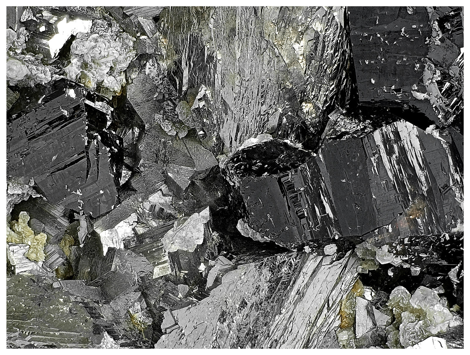 Cassiterite, Arsenopyrite, Fluorapatite, Chalcopyrite, Muscovite
11 cm x  6 cm x 3 cm
(Autor: silvia)