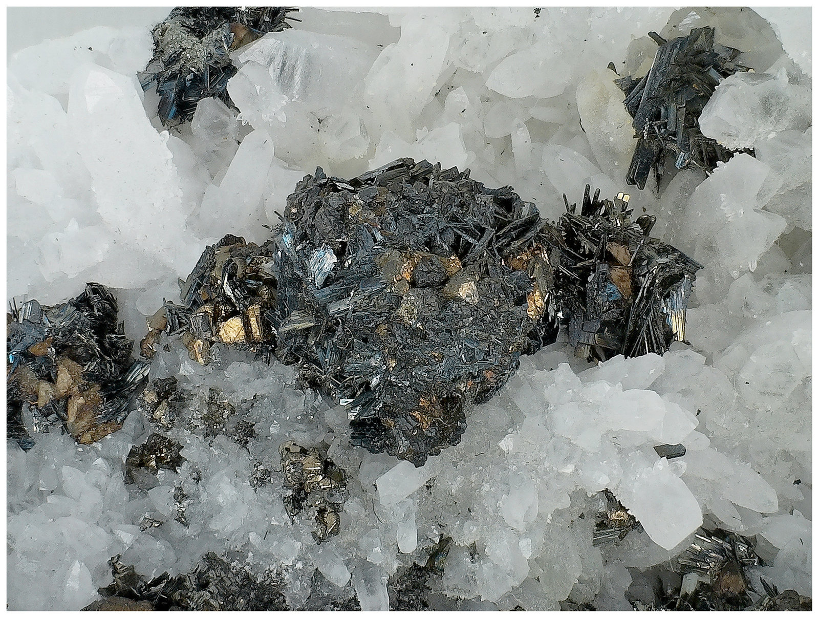 Chalcostibite, Quartz, Tetrahedrite
15 cm x 12 cm x 4 cm
(Autor: silvia)