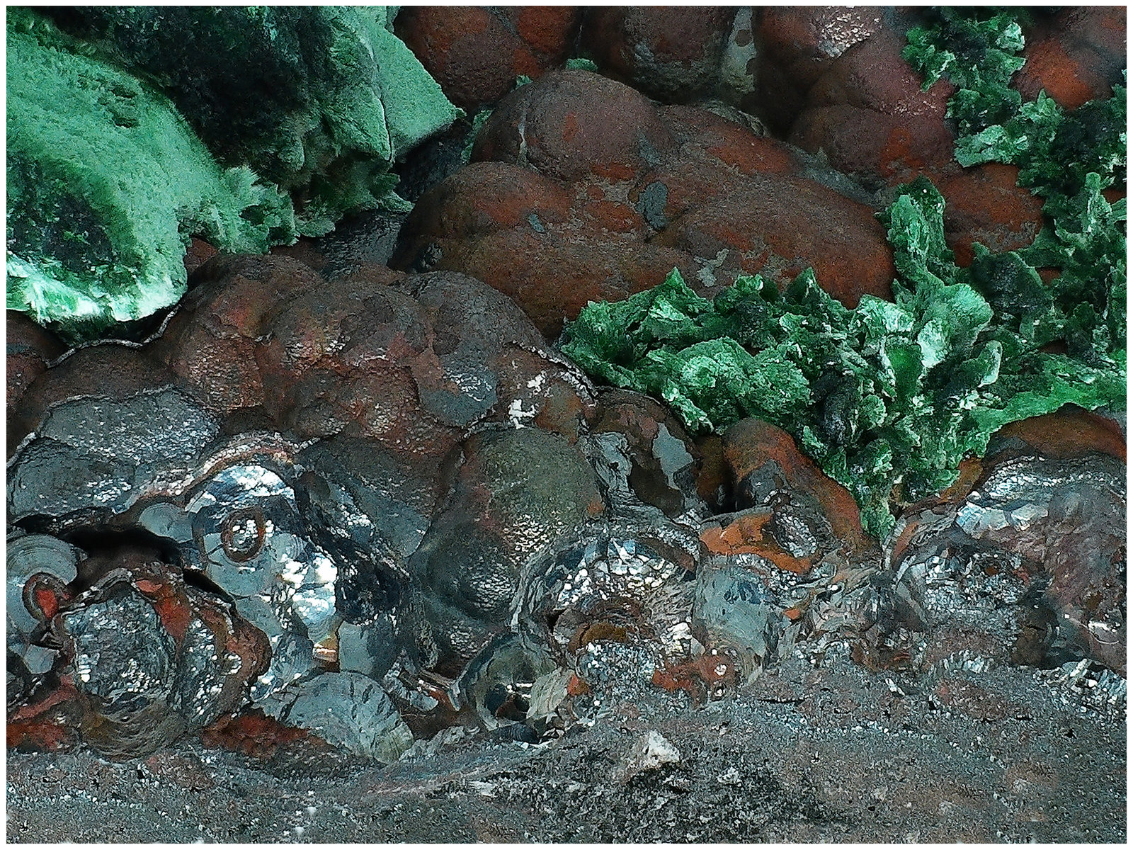 Malachite after Azurite on Goethite
13 cm x 7 cm x 4 cm
(Autor: silvia)