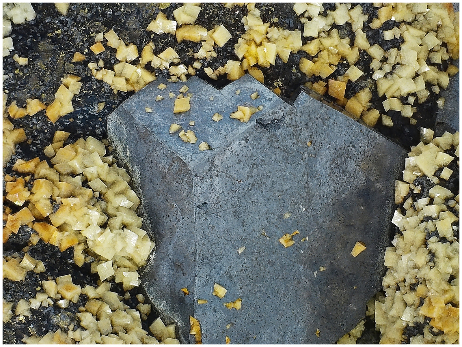 Galena with Dolomite (variety Fe-bearing dolomite)
110 mm x 80  mm x 60 mm
(Autor: silvia)