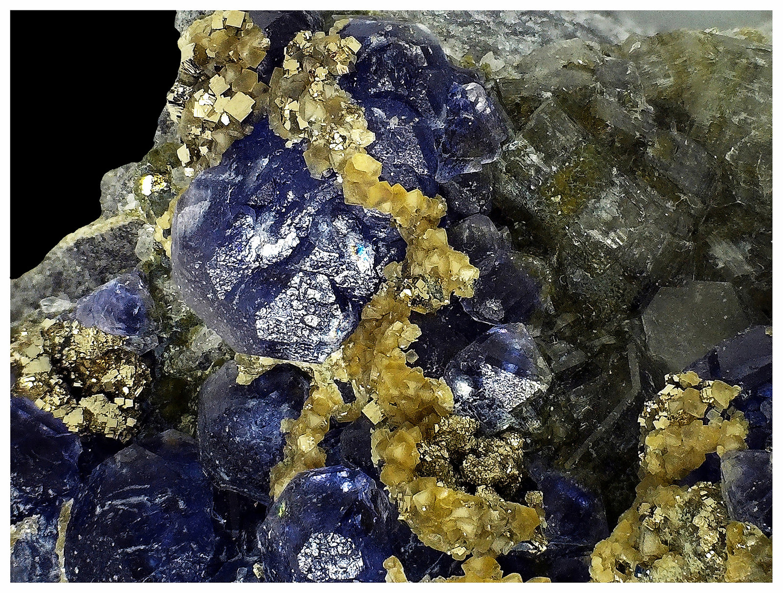 Fluorite, Pyrite, Siderite, Fluorapatite
8 cm x 6 cm x 4 cm
(Autor: silvia)
