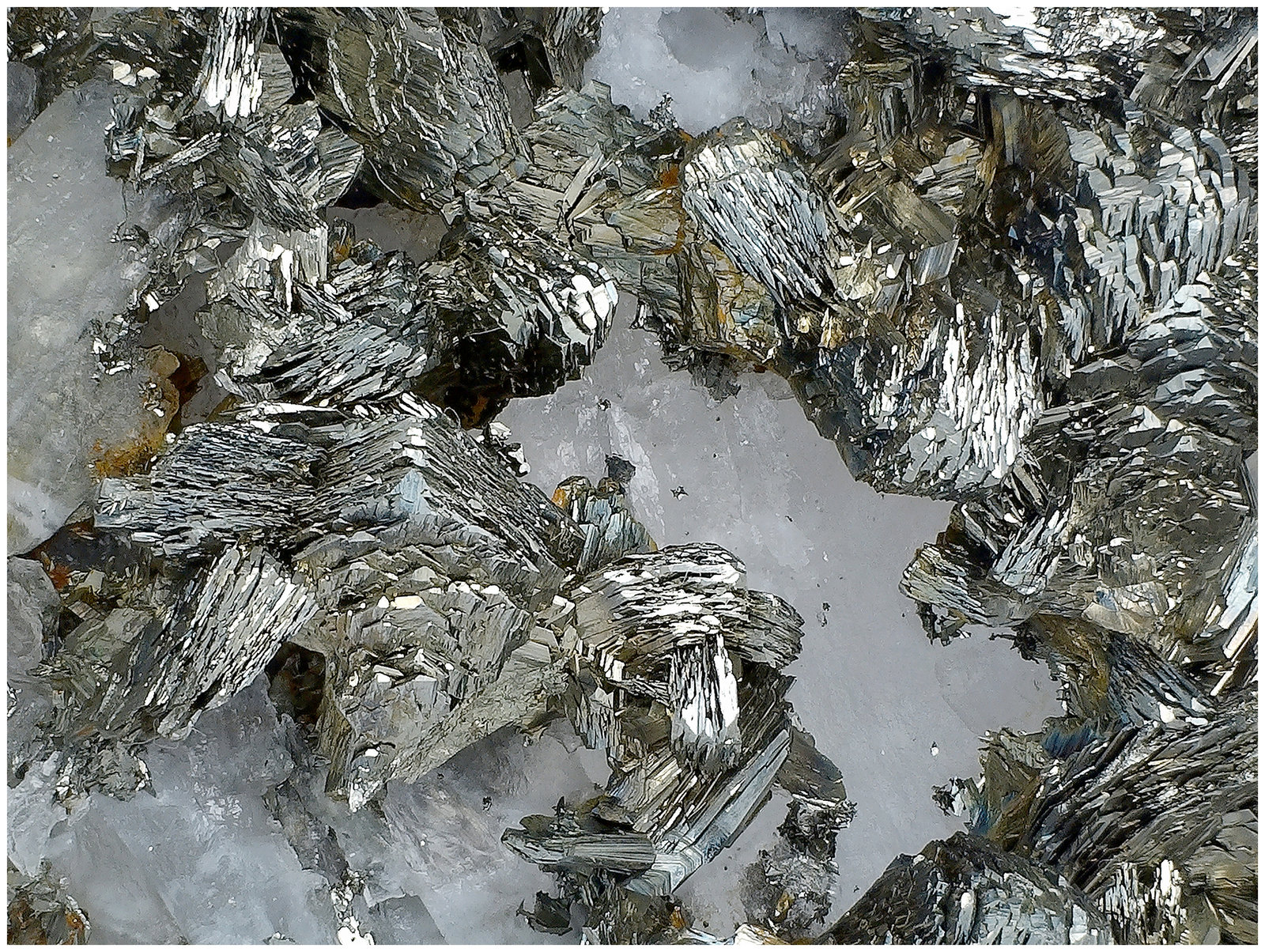 Marcasite, Quartz
140 mm x 90 mm x 80 mm
(Autor: silvia)