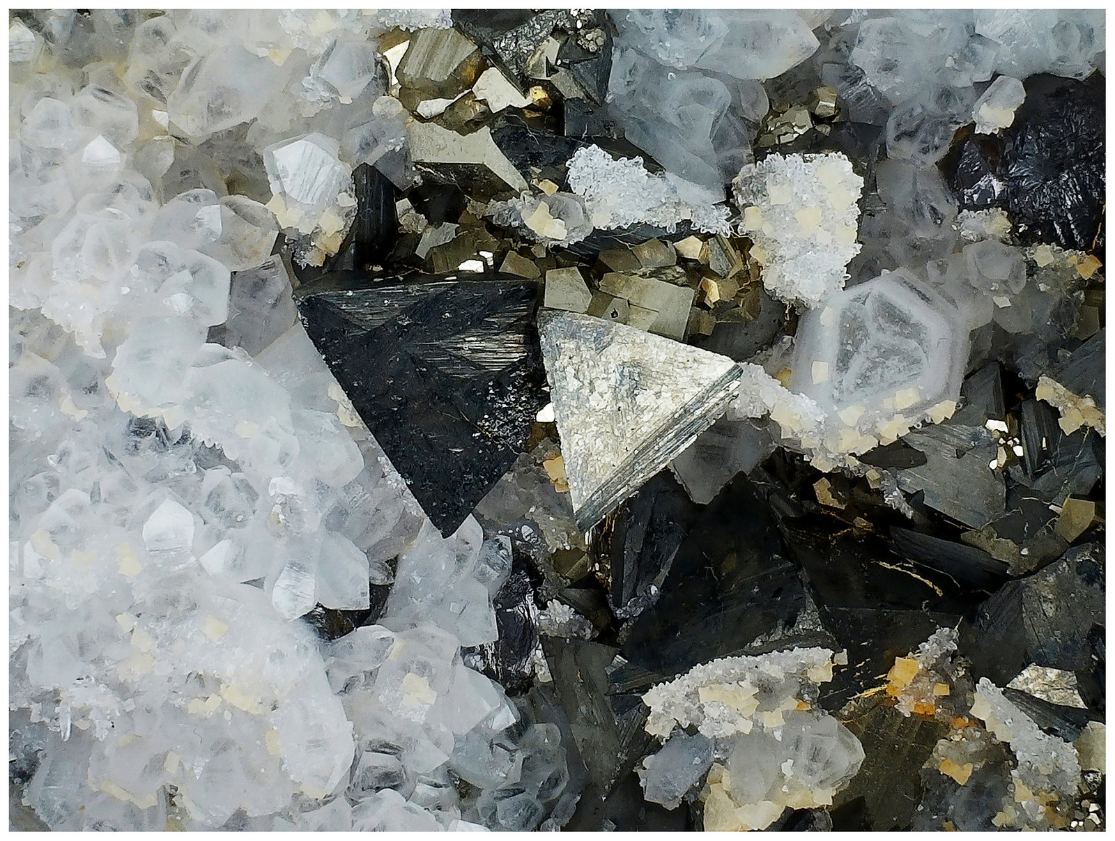 Tetrahedrite, Pyrite, Quartz, Sphalerite
15 cm x 12 cm x 5 cm
(Autor: silvia)