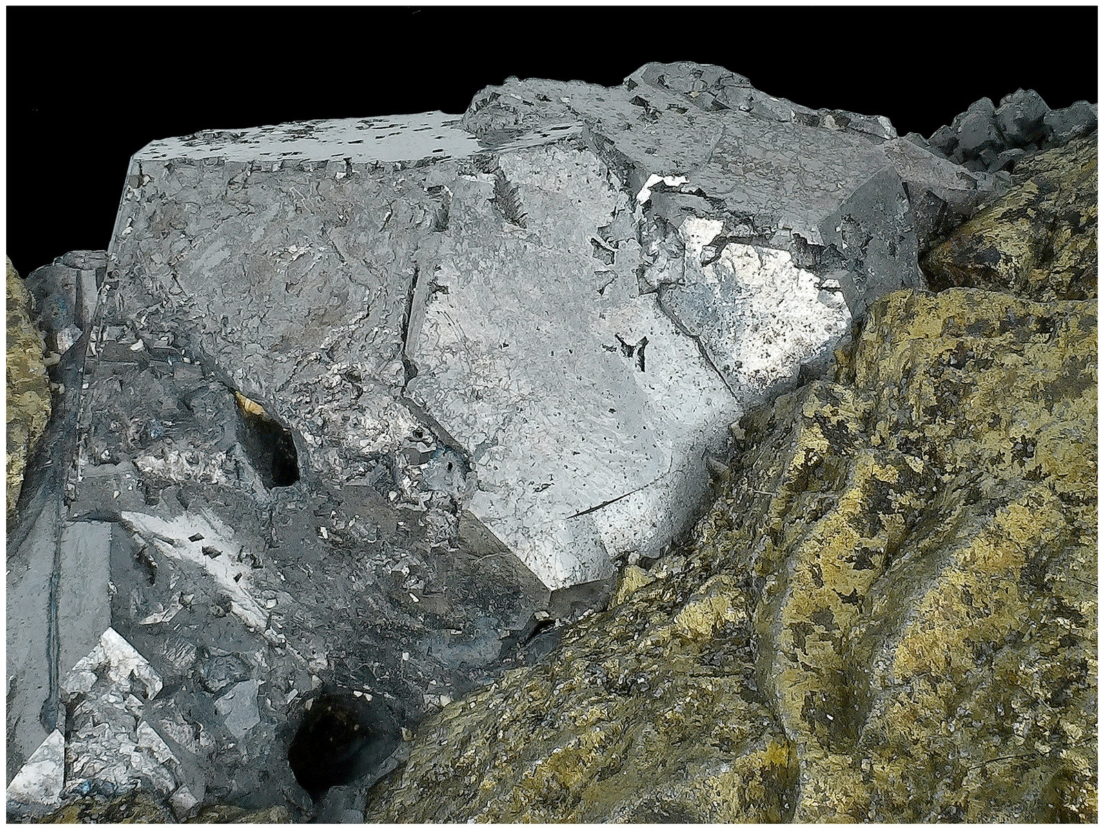 Chalcopyrite, Galena, Sphalerite and Pyrite
14 cm x 11 cm x 5 cm
(Autor: silvia)