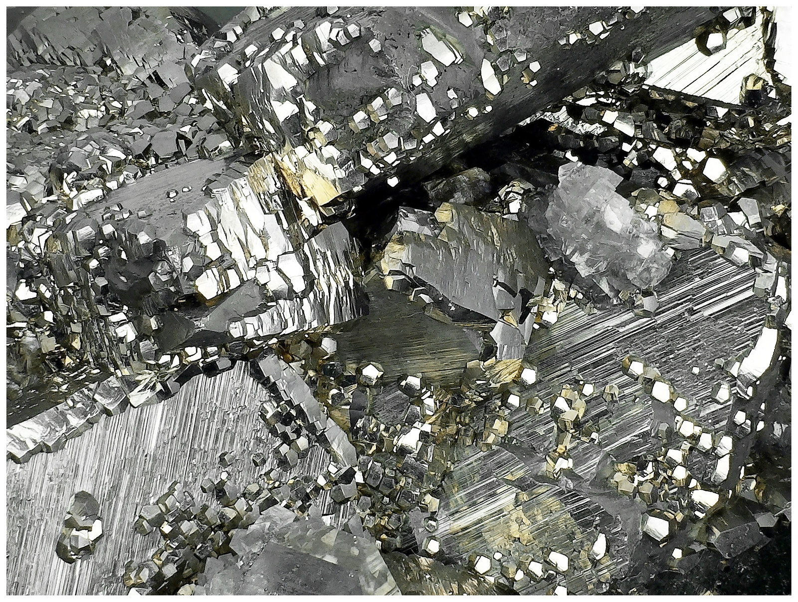 Marcasite, Pyrite, Arsenopyrite, Calcite & Quartz
6 cm x 6 cm x 4 cm
(Autor: silvia)