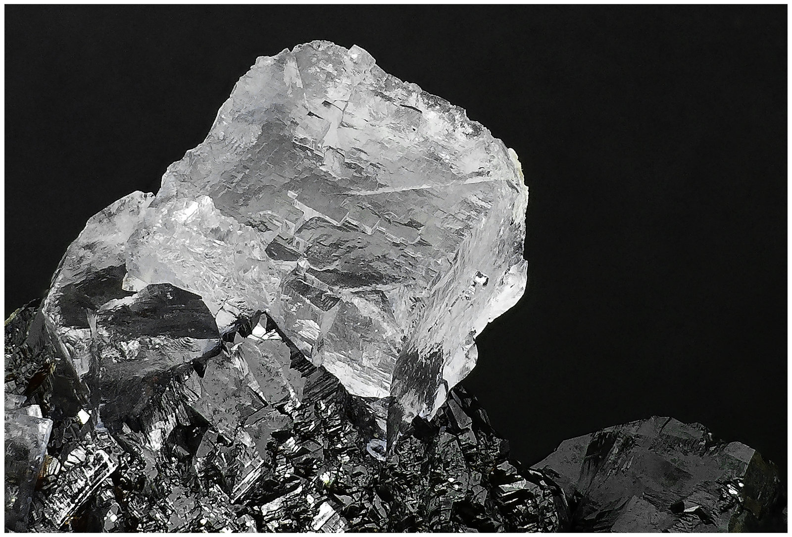 Sphalerite, Fluorite, Dolomite
160 mm x 160 mm x 70 mm
(Autor: silvia)