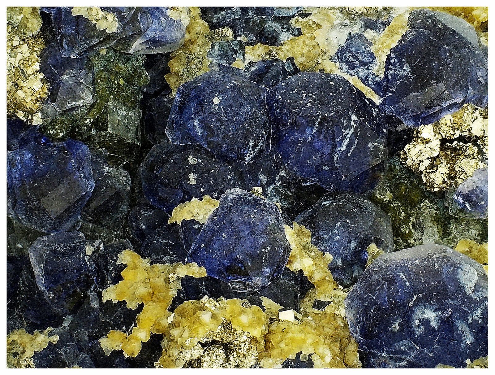 Fluorite, Pyrite, Siderite, Fluorapatite
8 cm x 6 cm x 4 cm
(Autor: silvia)