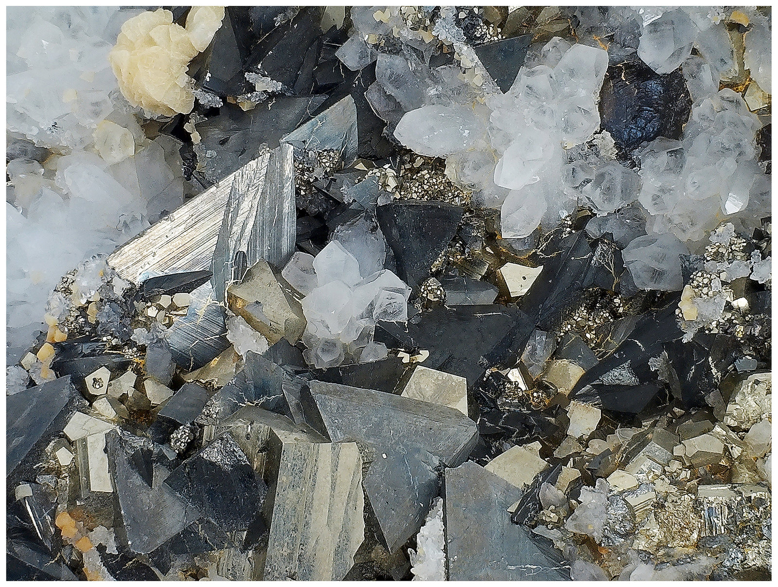 Tetrahedrite, Pyrite, Quartz, Sphalerite
15 cm x 12 cm x 5 cm
(Autor: silvia)