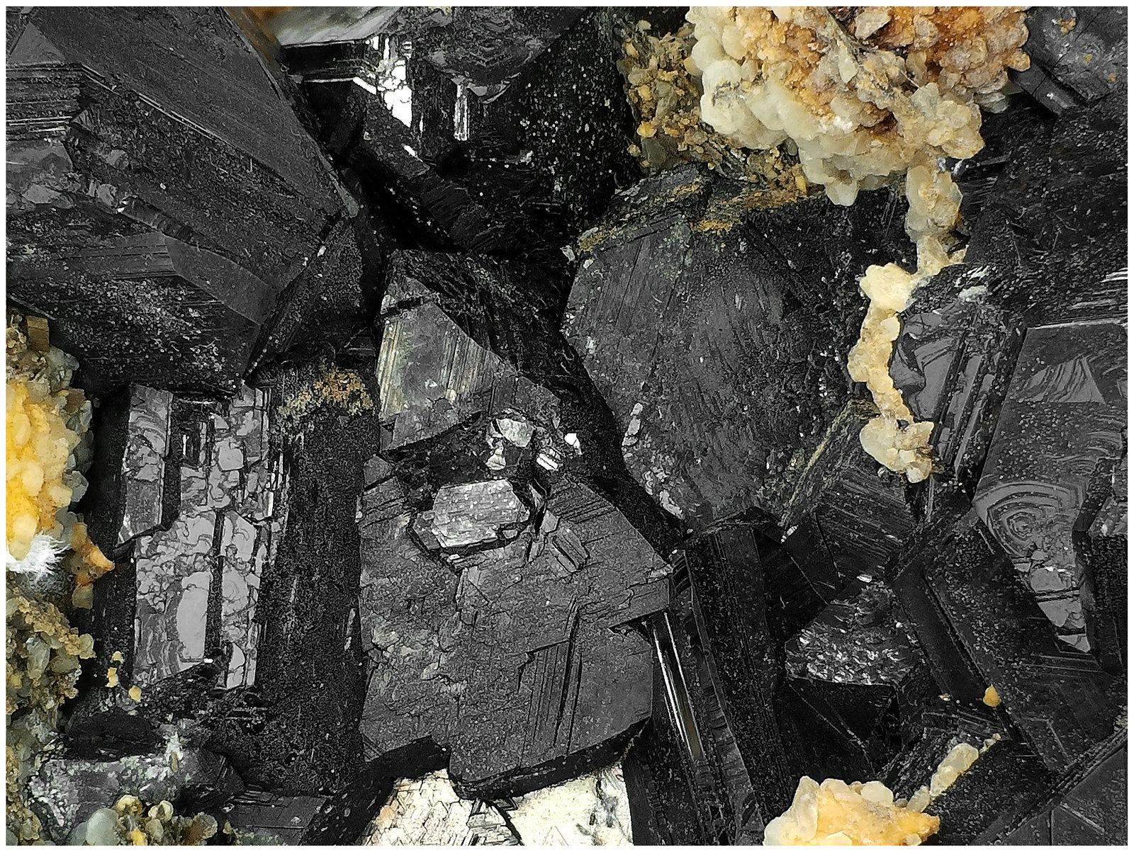 Sphalerite with Calcite
12 cm x 9 cm x 8 cm
(Autor: silvia)