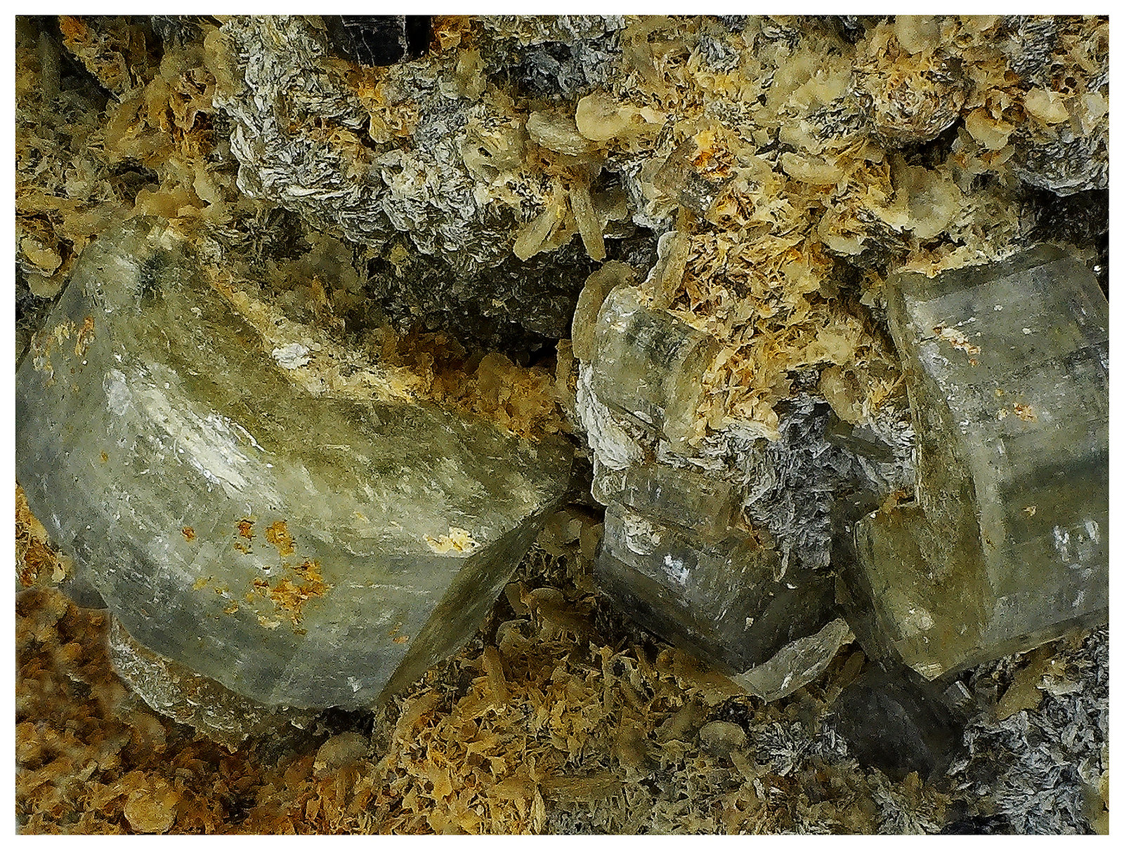 Cassiterite, Arsenopyrite, Fluorapatite, Chalcopyrite, Muscovite
11 cm x  6 cm x 3 cm
(Autor: silvia)