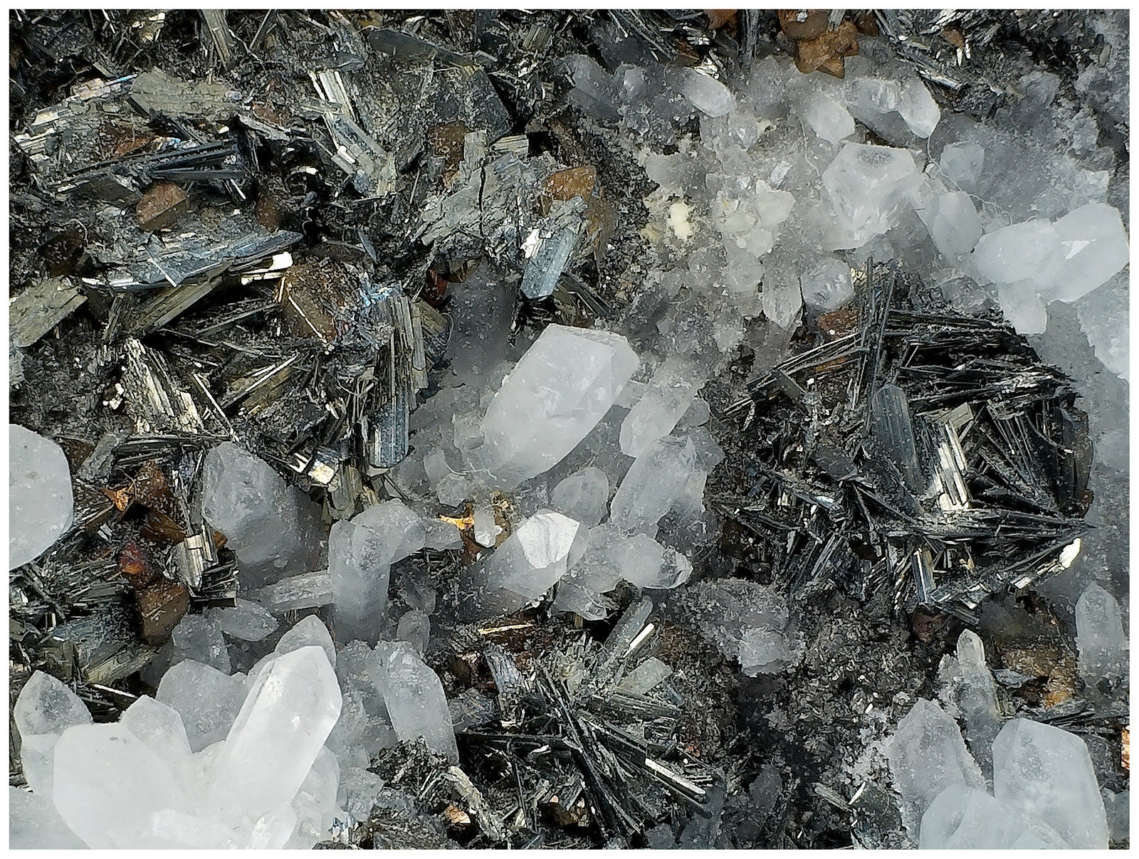 Chalcostibite, Quartz, Tetrahedrite
15 cm x 12 cm x 4 cm
(Autor: silvia)