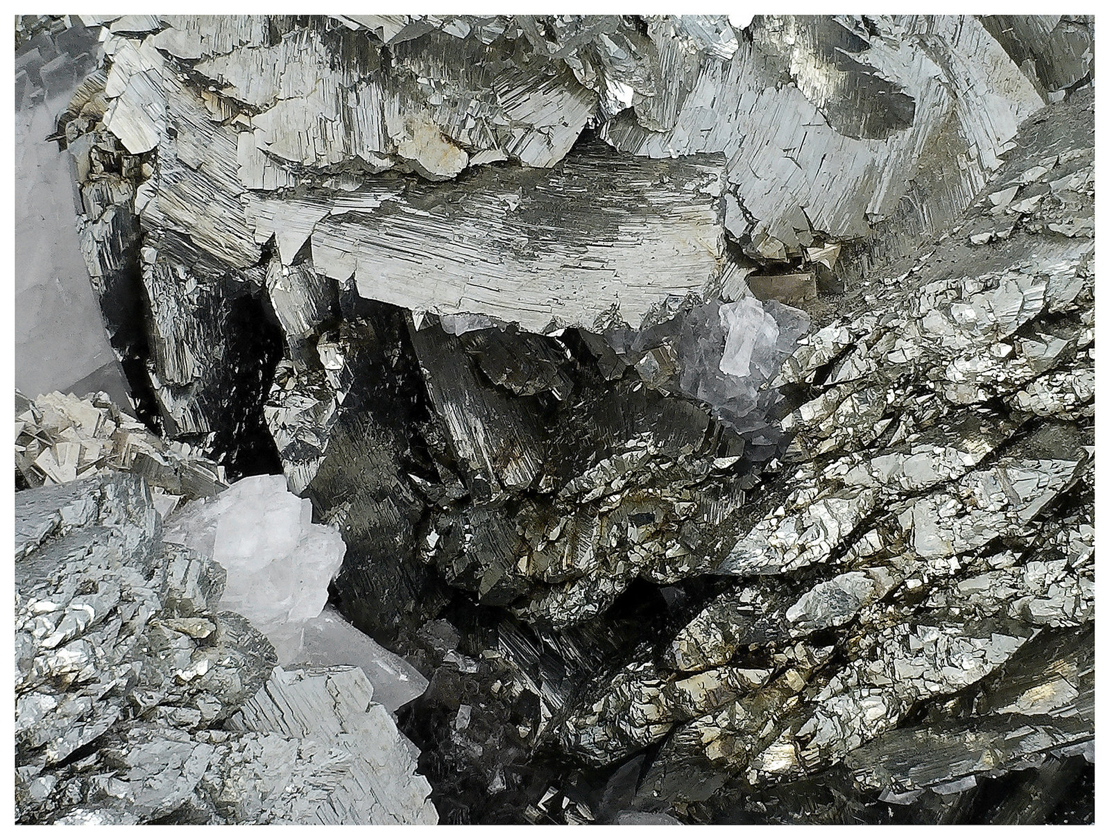 Marcasite, Arsenopyrite, Calcite-Dolomite
10 cm x 9 cm x 8 cm
(Autor: silvia)