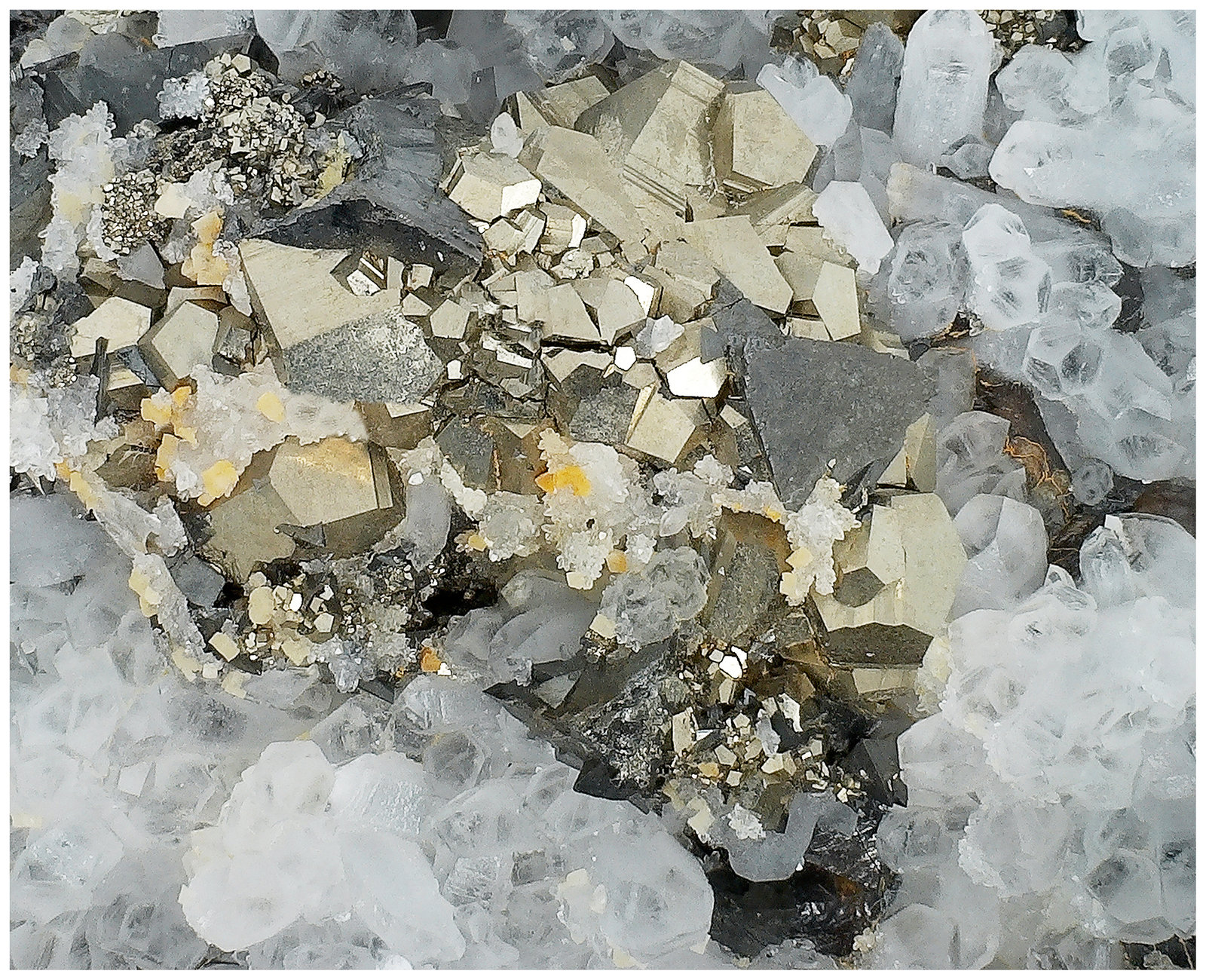 Tetrahedrite, Pyrite, Quartz, Sphalerite
15 cm x 12 cm x 5 cm
(Autor: silvia)