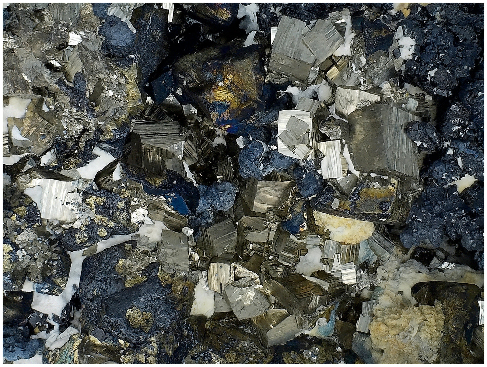 Chalcopyrite, Galena, Sphalerite and Pyrite
14 cm x 11 cm x 5 cm
(Autor: silvia)