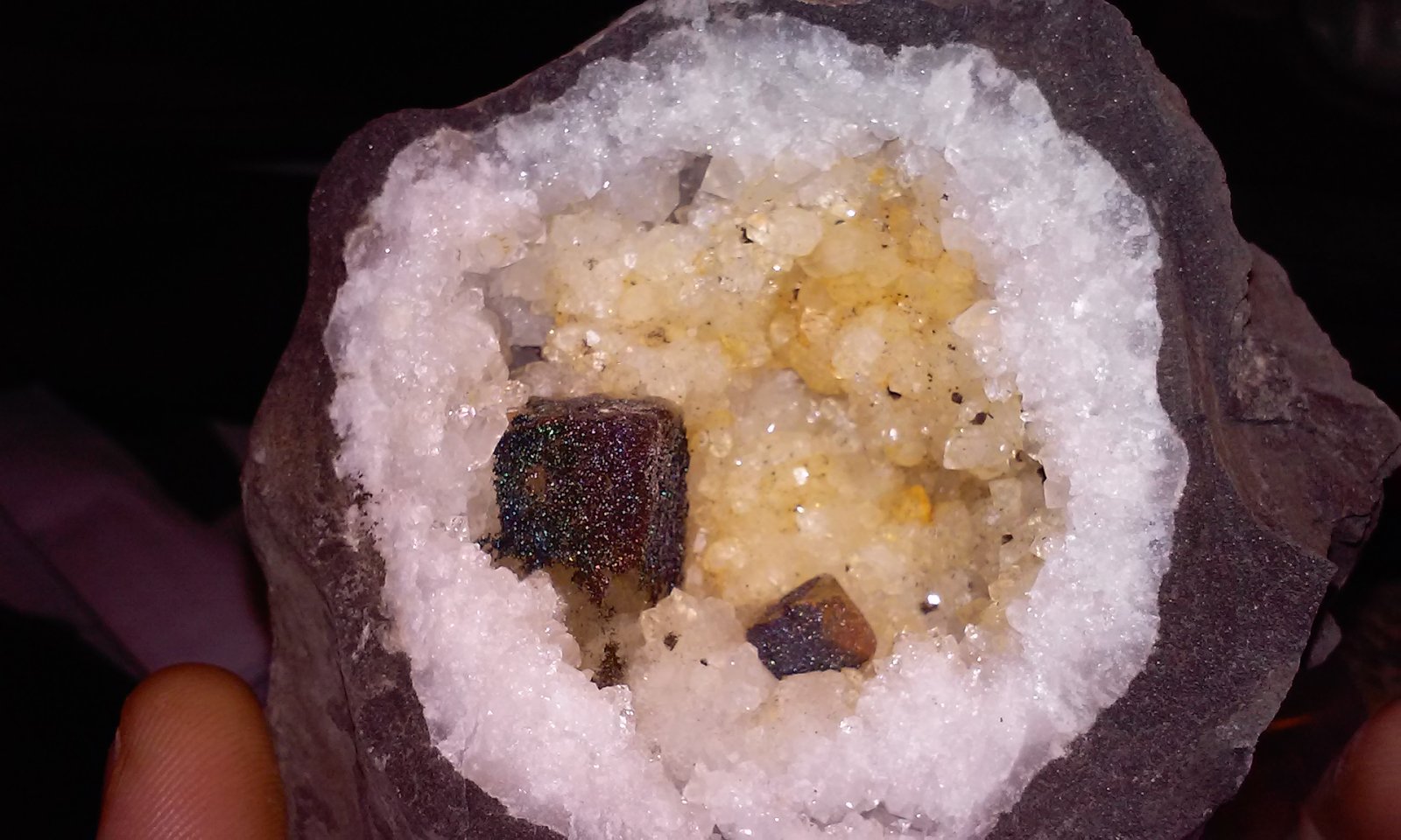 Goethite, Calcite, Quartz
12 x 15 mm. the cube
(Autor: jordanlowe1089)