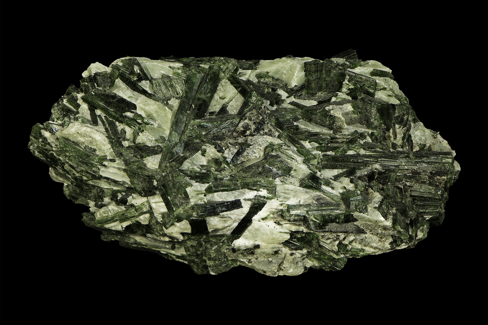 Actinolite
86 x 55 x 42
(Autor: Rob Schnerr)