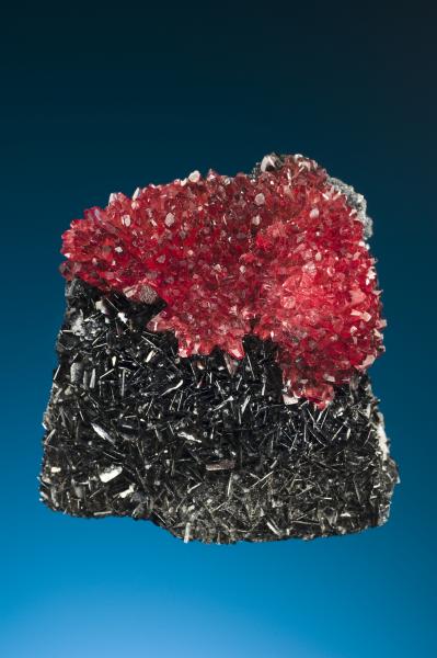 Rhodochrosite with Manganite
4.8 x 4.4 x 2.7 cm
(Autor: Gail)