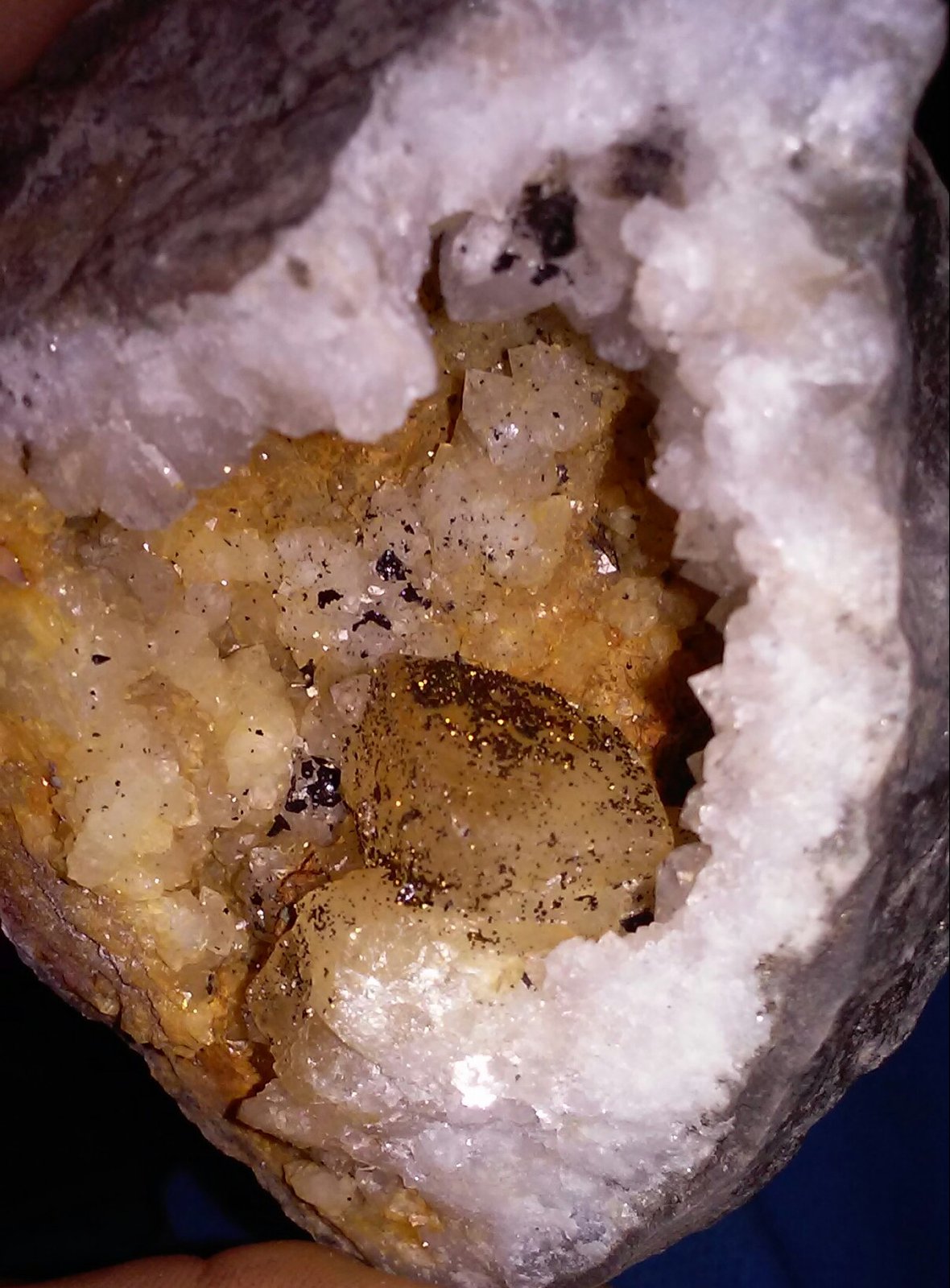 Quartz, Calcite, Pyrite
32 x 28 mm.
(Autor: jordanlowe1089)