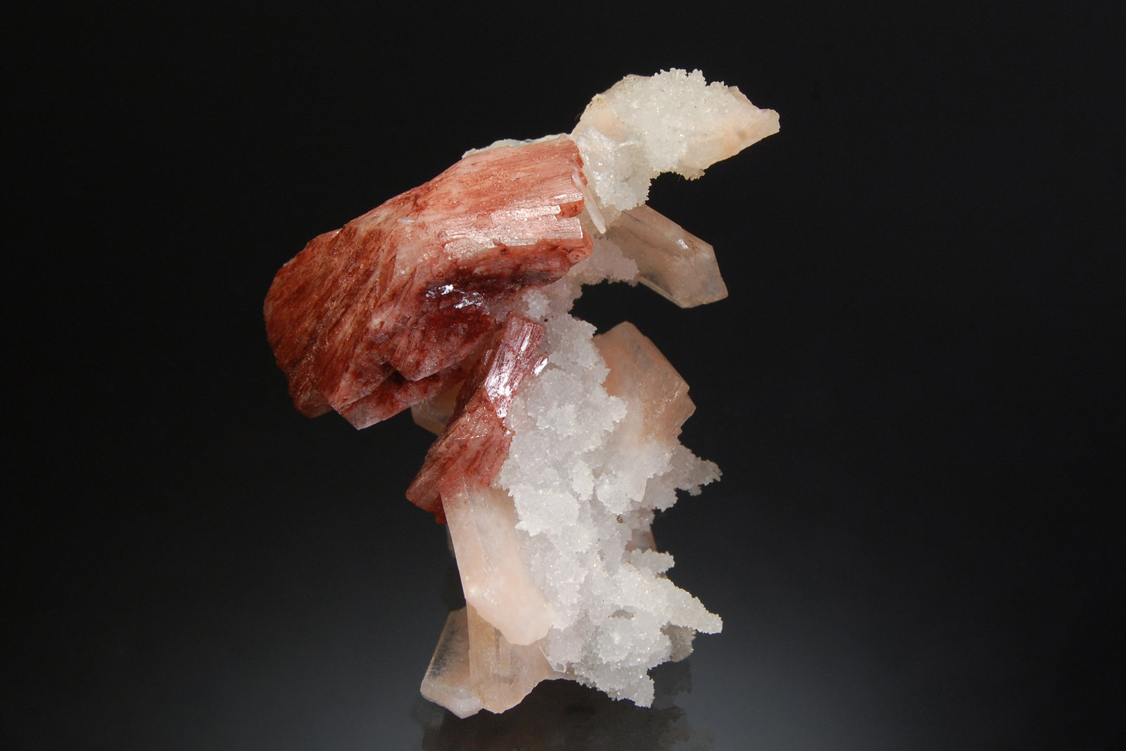 Heulandite-Ca with Stilbite-Ca and Quartz (variety chalcedony)
3.7 x 5.4 cm
(Autor: Michael Shaw)