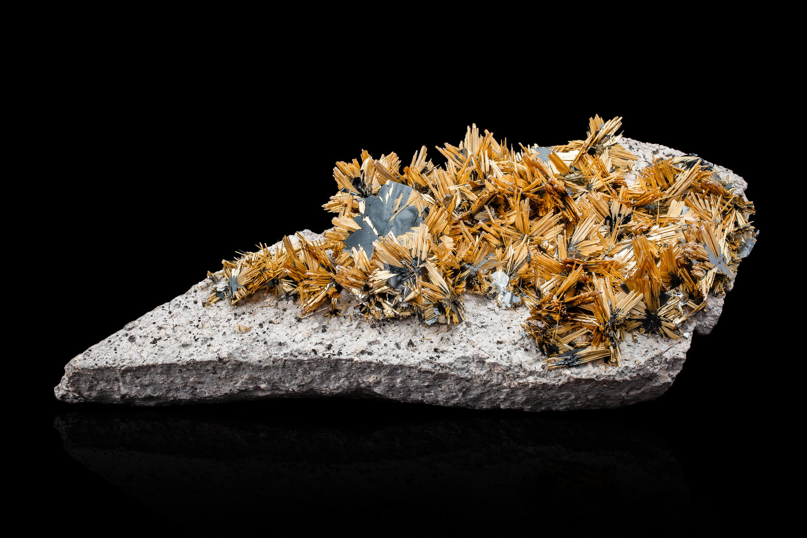 Rutile with Hematite
33,0	x	16,0	x	10,0	cm
(Autor: MIM Museum)