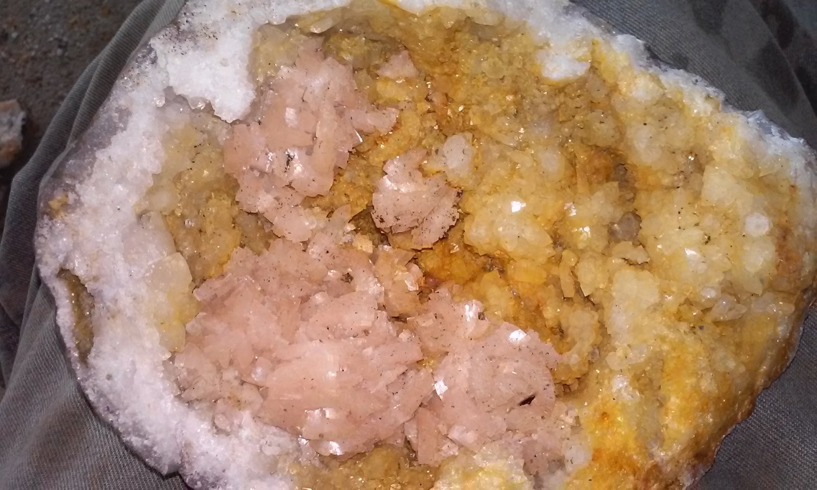 Dolomite ,Quartz
5 1/2 x7 in.
(Autor: jordanlowe1089)