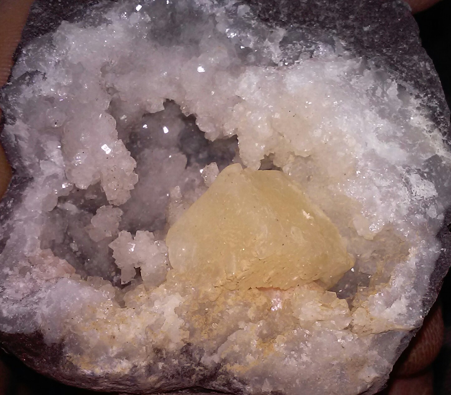 Calcite,quartz
3x3in
(Autor: jordanlowe1089)