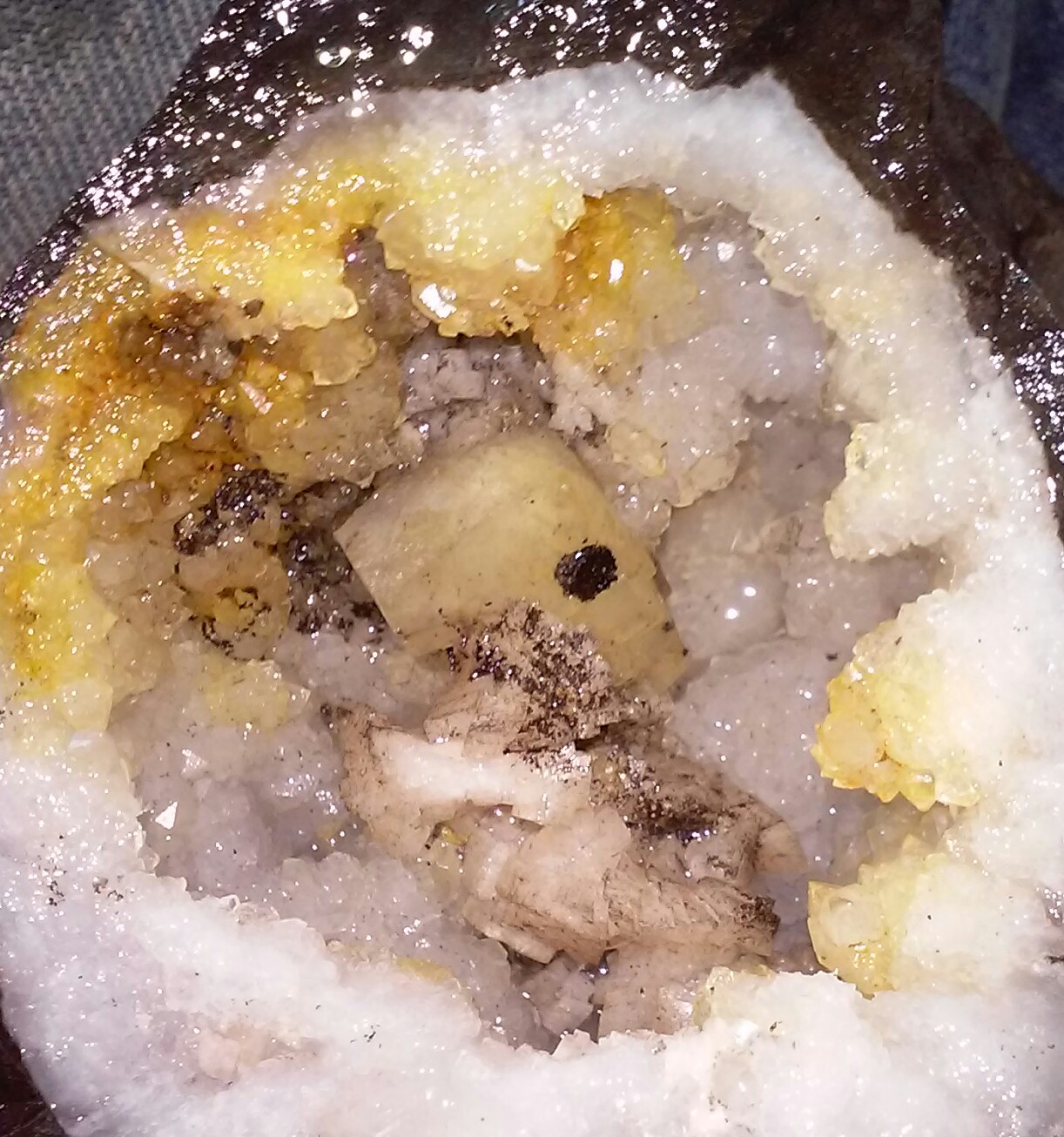 Calcite, Dolomite,Quartz
2 1/2 x 2in
(Autor: jordanlowe1089)