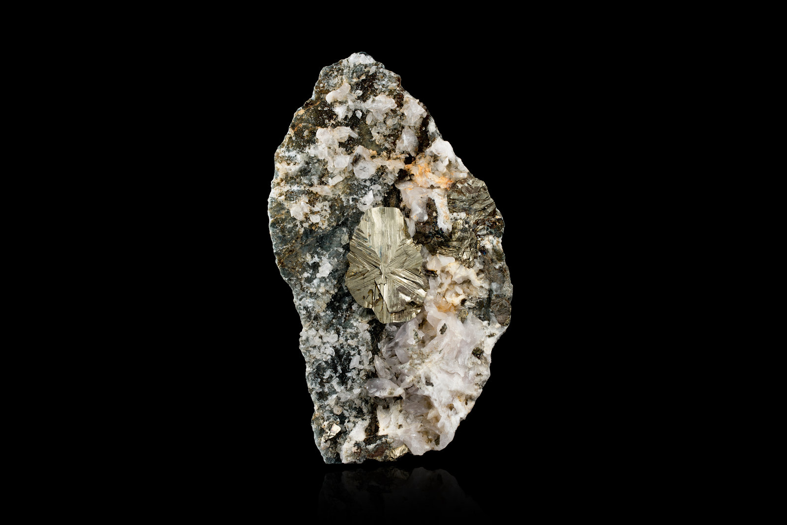 Cubanite with Calcite
19,0	x	11,0	x	6,0	cm
(Autor: MIM Museum)