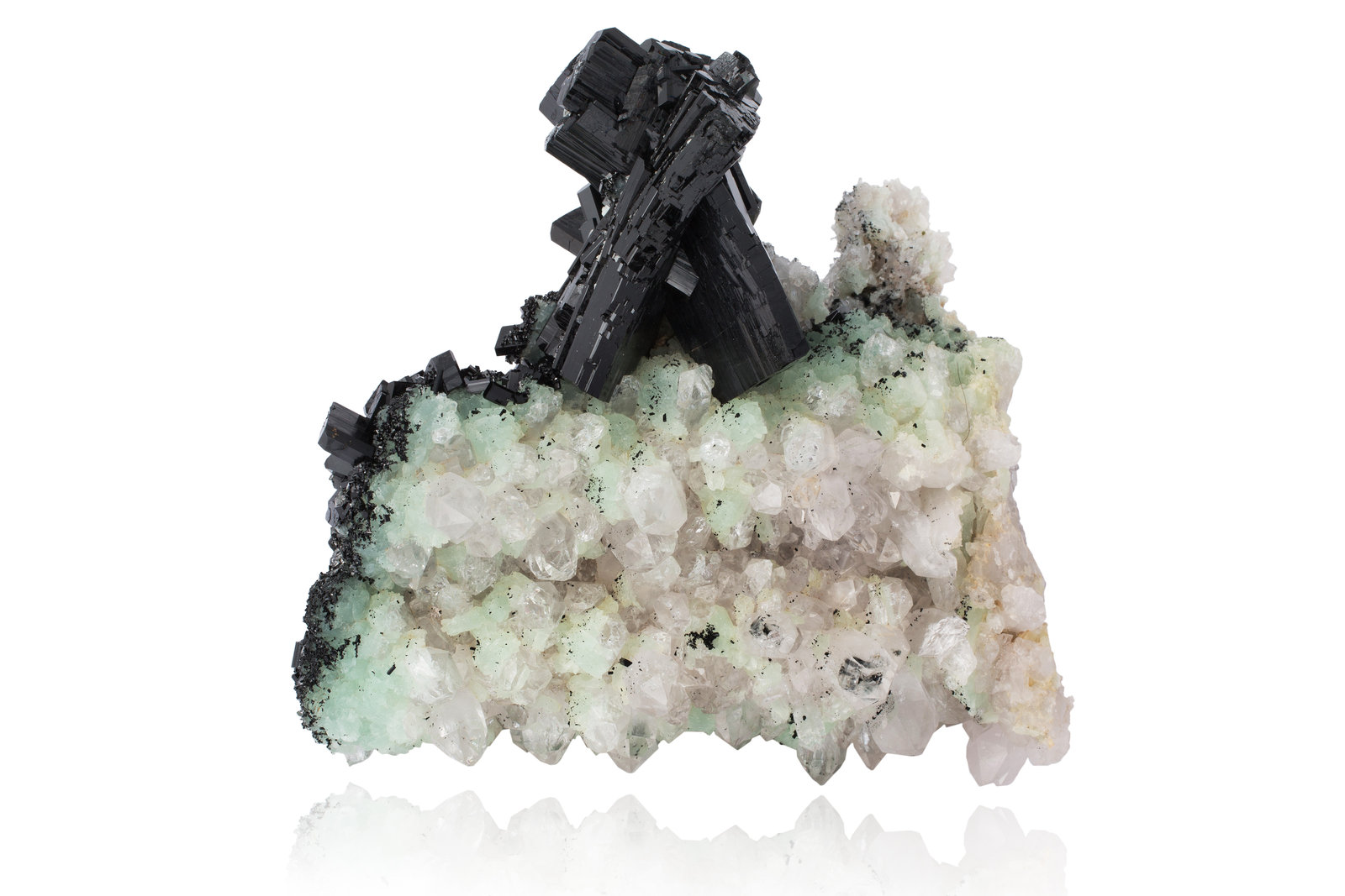 Babingtonite with Quartz and Prehnite
17,5	x	17,5	x	18,5	cm
(Autor: MIM Museum)
